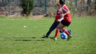 开云电子-博卡青年核心前锋受困于盯防难觅良机，博卡青年培养出的球星